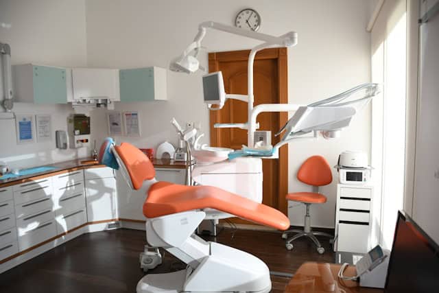 Clínica dental equipada que representa el trabajo cercano y personalizado de un depósito dental boutique en Lleida.
