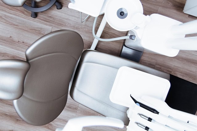 Vista superior de sillón e instrumental en clínica dental, representando el entorno real donde se prueban productos antes de su uso.